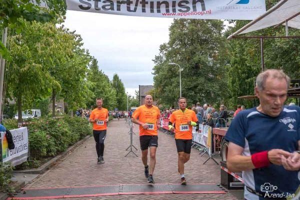 drie heren finishen bij de Appelloop, hardloopevenement in Olst