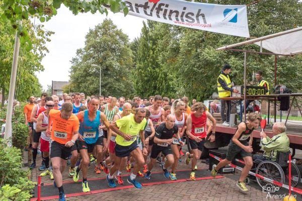 hardlopers (volwassenen) gaan van start bij de Appelloop, hardloopwedstrijd in Olst