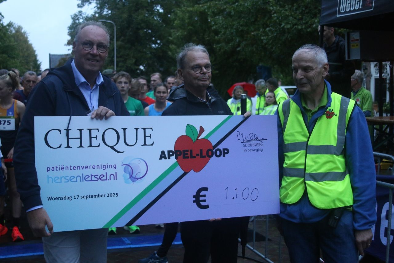 uitreiking cheque aan patiëntenvereniging Hersenletsel.nl