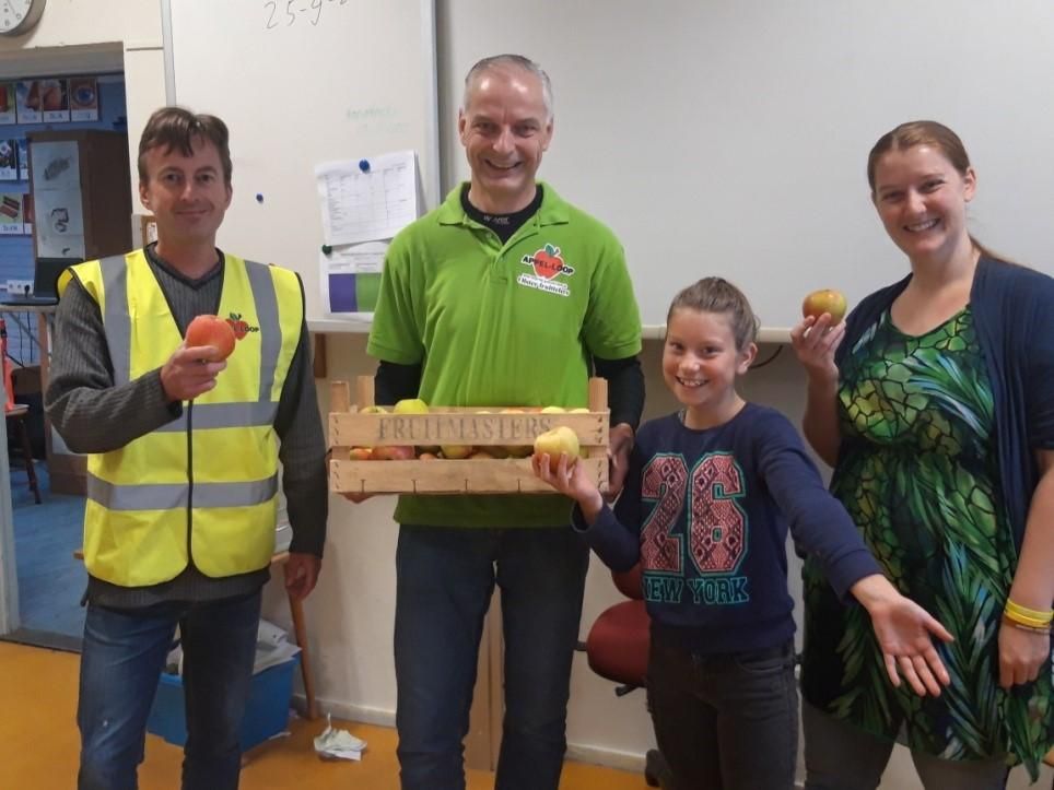 prijsuitreiking van een kist appels aan het snelste meisje van de gemeente Olst-Wijhe in haar klas op school door de voorzitter van de Appelloop