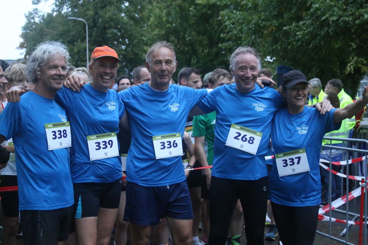 team samen aan start bij appelloop 2025