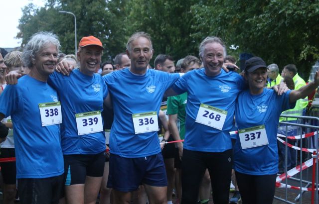 team samen aan start bij appelloop 2025