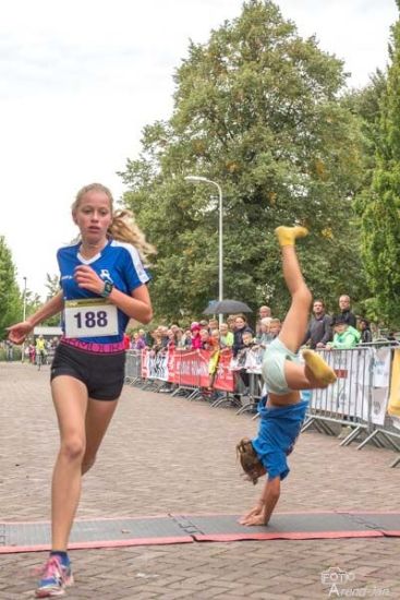 finish van twee meisjes bij de Appelloop in Olst, één meisje finisht met een radslag
